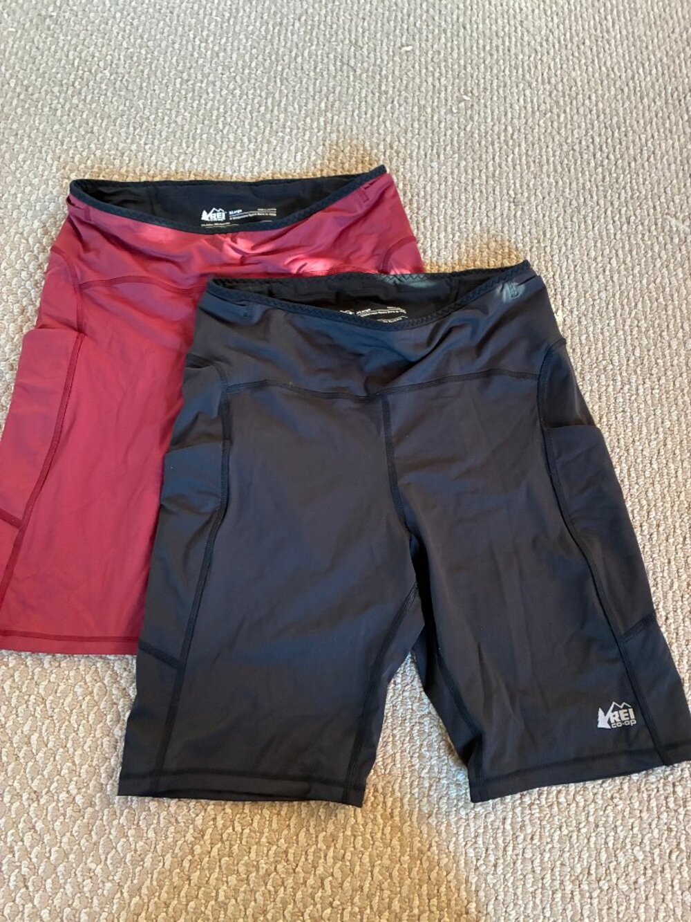 2 XL REI Co-Op Activewear Black Red Knee High Shorts w/Exterior Pockets -EUC